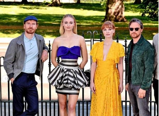 Джеймс МакЭвой, Софи Тернер, Джессика Честейн и Майкл Фассбендер на фотоколле в Лондоне