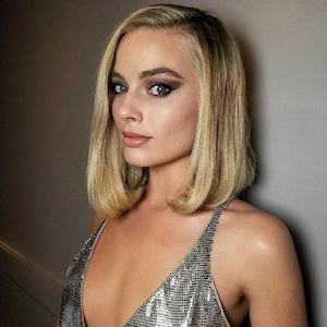 «Ледяная стерва»: Марго Робби в Versace на премьере фильма