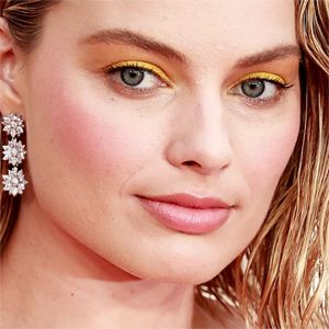 Желтый make up и мокрая укладка Марго Робби на премьере в Лондоне