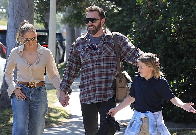 Семейная идиллия: Джей Ло, Бен Аффлек и его сын на прогулке в Лос-Анджелесе