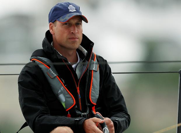 Принц Уильям встретился с пожарными и показал редкое архивное фото с принцессой Дианой