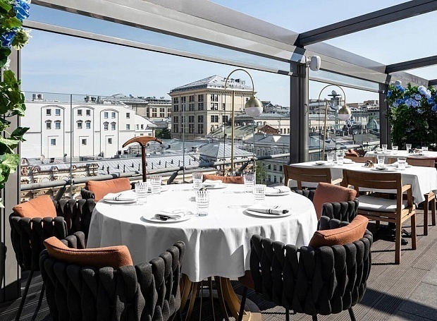 Летние террасы на крышах, где можно почувствовать себя за городом