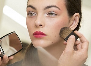 3 вида розовых румян, которые придают лицу отдохнувший вид и подчеркивают скулы