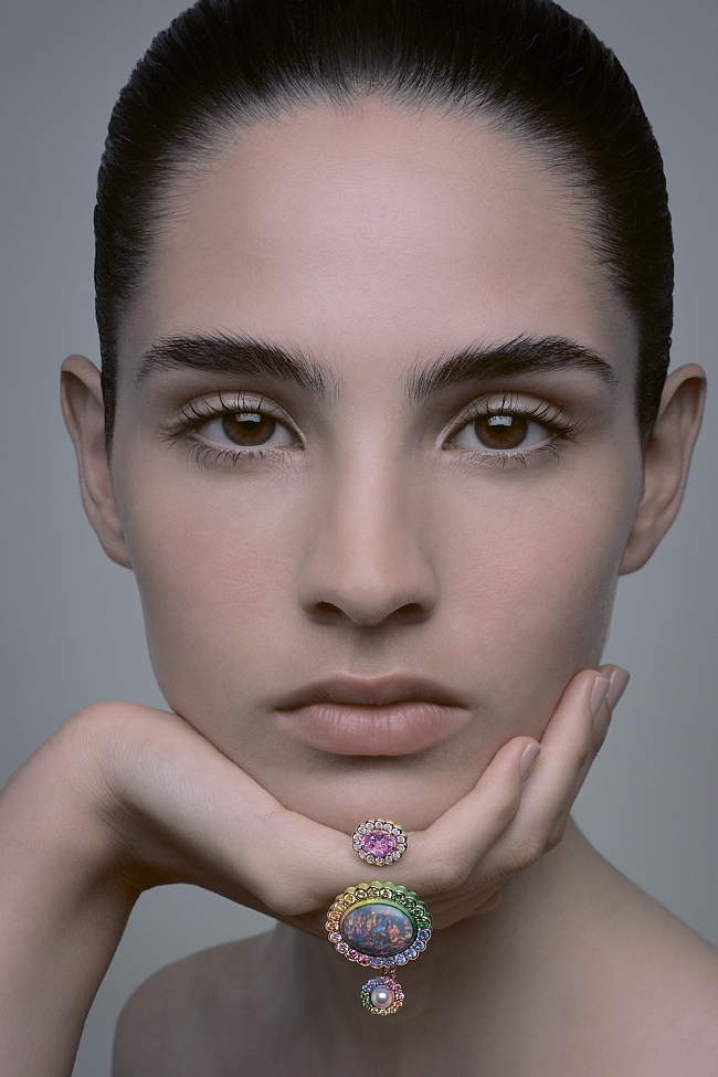 На фото: кольцо Dior ET MOI Opale Noir, золото бриллианты, опал, жемчуг, сапфиры, цавориты, хризолиты, изумруды, лак (автор фото: Brigitte Niedermair, Instyle Russia апрель 2020) фото № 1