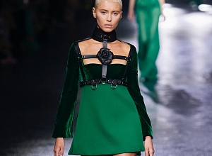 Дочь Джуда Лоу в портупее приняла участие в показе Roberto Cavalli