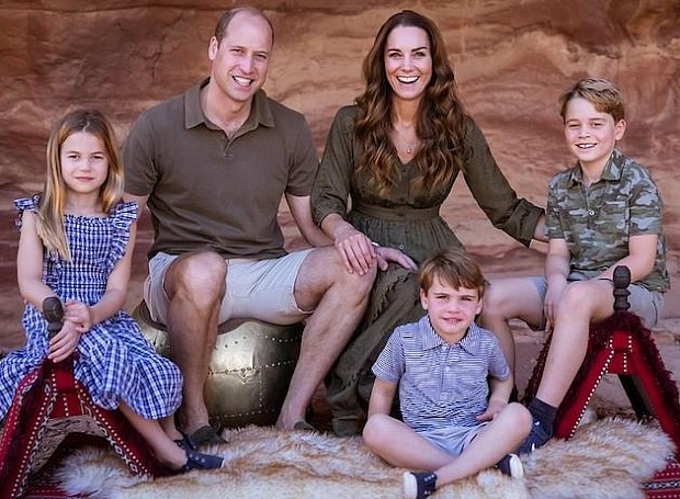 Идеальная семья: принц Уильям и Кейт Миддлтон позируют со своими тремя детьми для рождественской открытки