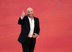 Джон Траволта берет деньги за селфи с поклонниками