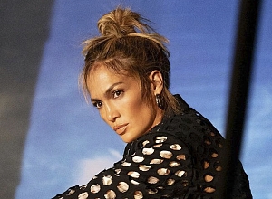 Стилист Дженнифер Лопес рассказал, как сделать небрежный пучок за 2 минуты