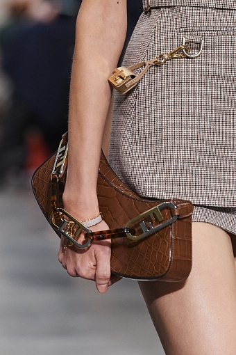 Сумки на показе Fendi осень-зима 2022/23 фото № 1