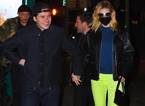 Никола Пельтц нашла стильную альтернативу классическим голубым джинсам