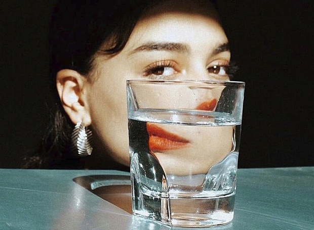 Во сколько нужно перестать пить воду, чтобы утром не быть отекшей?