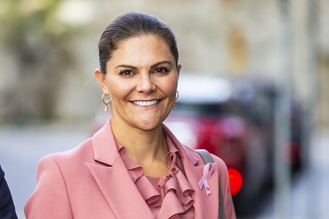 Кронпринцесса Виктория во время визита в центр ЭКМО при больнице Каролинского университета, 2020 фото № 3