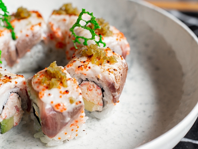 Ролл «тунец, краб, халапеньо» в ресторане Tokyo фото № 5