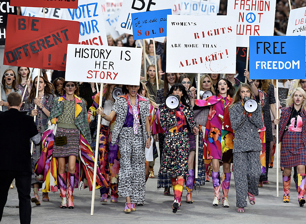 Культ инстаграма, протесты, агли-шик и экологичность — главные модные события уходящего десятилетия