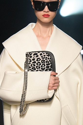 Сумки на показе Michael Kors осень-зима 2022/23 фото № 5