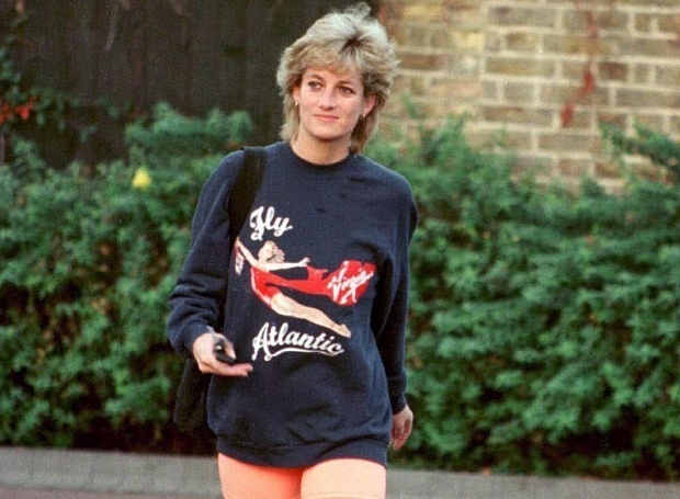 Все снова носят свитшоты как у принцессы Дианы. Мы нашли 12 стильных моделей на любой бюджет