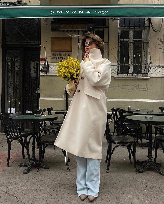 Полина Подплетенная в голубых широких джинсах, пальто и замшевых казаках @2moodstore фото № 1