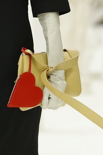 Сумки на показе Jil Sander осень-зима 2022/23 фото № 8