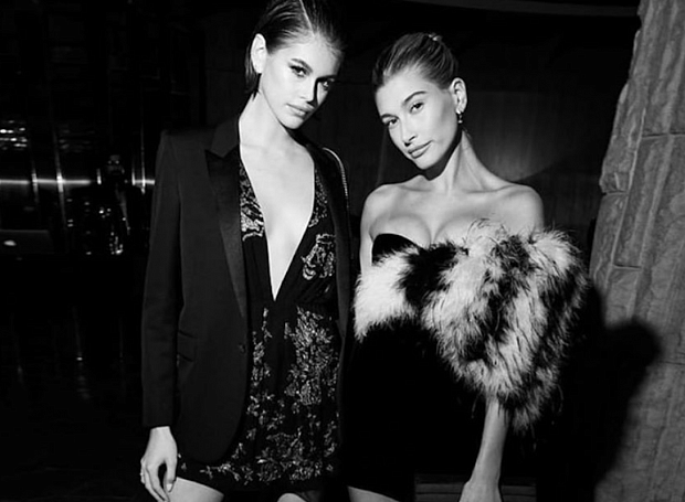 Образ дня: Кайя Гербер и Хейли Бибер на вечеринке Saint Laurent