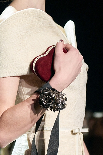 Сумки на показе Brandon Maxwell осень-зима 2022/23 фото № 7