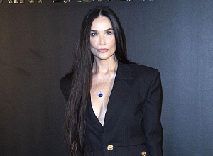 Изменившаяся до неузнаваемости Деми Мур в костюме на голое тело на показе Saint Laurent