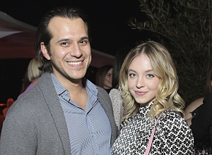 Сидни Суини спровоцировала слухи о помолвке своим массивным кольцом с бриллиантом