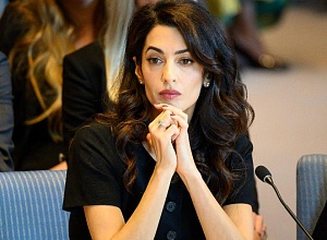 Амаль Клуни учит стильно носить кожаные брюки