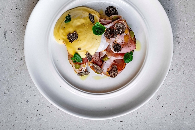 Бриошь с тамбовским окороком, трюфелем и соусом голландез. Фото: T1 фото № 7