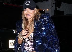 Рита Ора преподнесла урок, как носить сияющую верхнюю одежду в пайетках этой весной