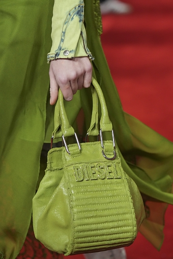 Сумки на показе Diesel осень-зима 2022/23 фото № 14