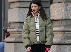 На маму или на папу: репортеры встретили повзрослевшую Сури Круз на прогулке в Нью-Йорке