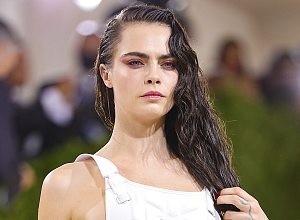 Кара Делевинь покупает одежду для своего несуществующего ребенка