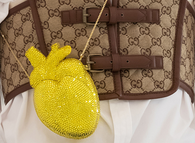 Сердце, самолет или ящик для инструментов? Выбираем сумку необычной формы для будущих вечеринок