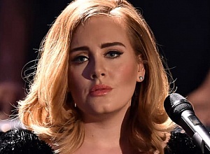 Плачущая Адель оправдывается из-за срочной отмены концертов, билеты на которые стоили до 30 тысяч долларов