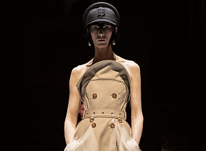 Бальные платья из тренчей и другие по-настоящему британские новинки Burberry, которые способны удивить