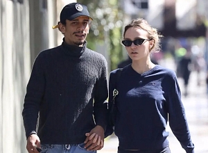 Редкий кадр: Лили-Роуз Депп на прогулке с бойфрендом