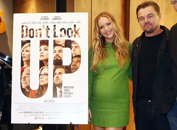 Беременная Дженнифер Лоуренс надела яркое мини-платье и самые модные босоножки