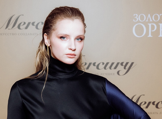 Софья Лебедева демонстрирует самое интересное платье красной дорожки «Золотого орла»