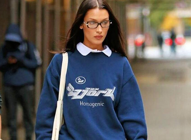 Этой осенью носите рубашку со свитшотом, как Белла Хадид