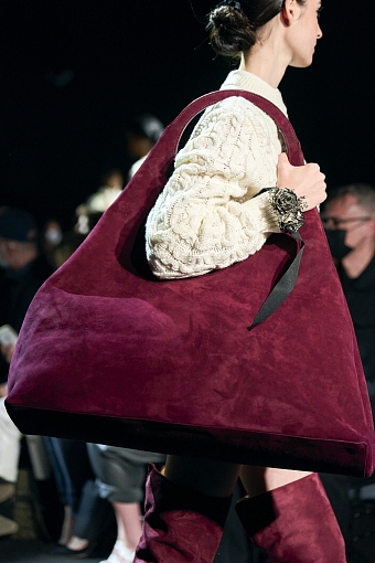 Сумки на показе Brandon Maxwell осень-зима 2022/23 фото № 16