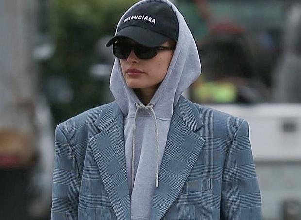 Хейли Бибер показывает, как носить объемный жакет и oversize-худи