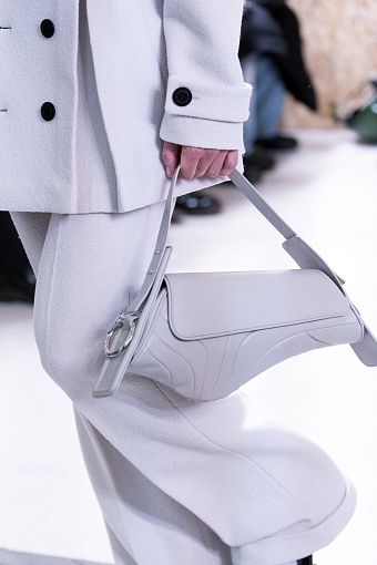 Сумки на показе Trussardi осень-зима 2022/23 фото № 2