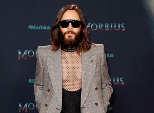 Король эпатажа: Джаред Лето пришел на премьеру фильма в прозрачном топе-сетке