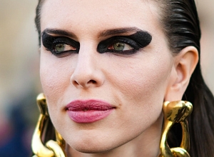 Стало известно, кто личный визажист Джулии Фокс