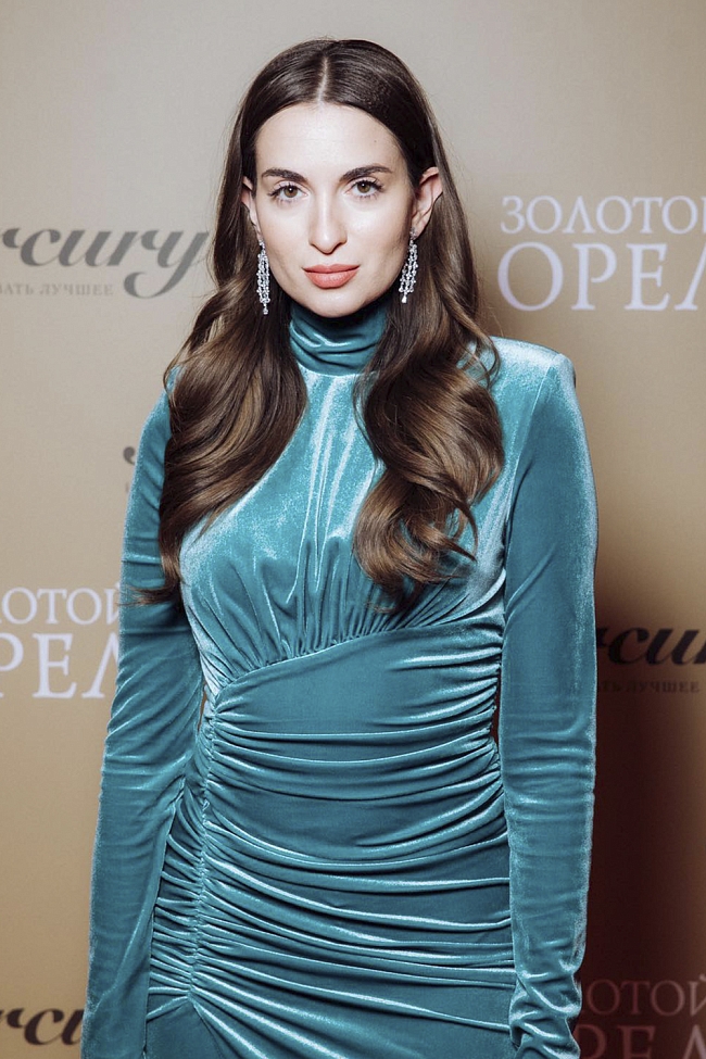 Кристина Левиева выбрала для премии серьги Mercury из коллекции Classic из белого золота с бриллиантами фото № 3