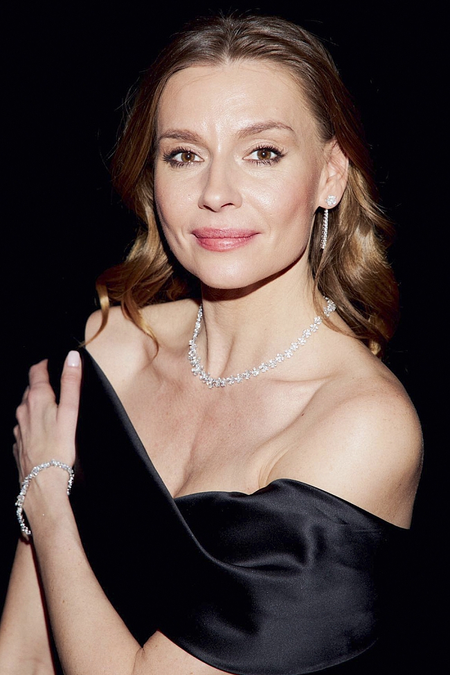 Любовь Толкалина выбрала для церемонии «Золотой орел» колье, серьги и браслет Mercury из коллекции Flower из белого золота и бриллиантов, платье Dolce & Gabbana фото № 10