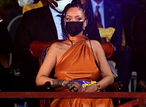 Рианна в платье с открытой спиной на инаугурации первого президента республики Барбадос