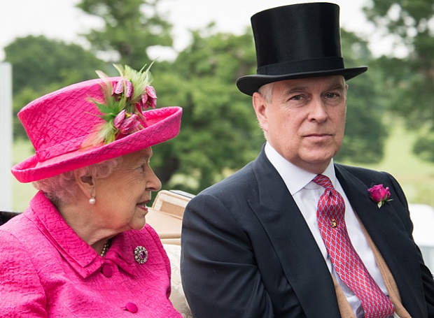 Елизавета II лишила своего сына титула и воинских званий