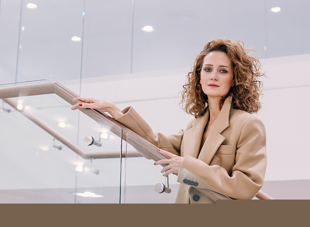 «Я просто верю в любовь»: Виктория Исакова о фильме «Трое», дружбе с Анной Меликян и «украденных» образах