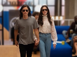 Посмотрите на Джареда Лето и Энн Хэтэуэй в трейлере нового сериала «МыПрогорели»